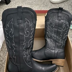 Amazon Essentials Black Ankle Boots with Silver Stitching